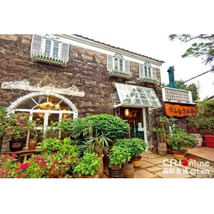 廣西潿洲島上的 “網(wǎng)紅書房” 享受智慧閱讀